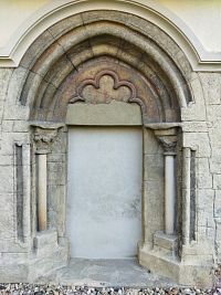 Podivín - románský portál
