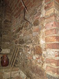 tento malý kousek zdi prý jako jediný pochází z 13. století