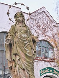 Maruška před kostelem sv. Jana Křtitele