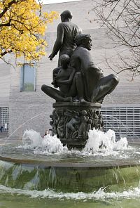 Basilej – Zschokkeho fontána Tři období života  (Basel – Zschokke Brunnen Drei Lebensalter)