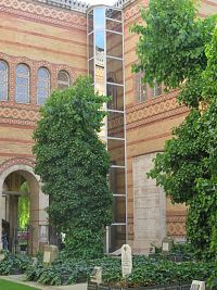 muzejní část z nádvoří synagogy