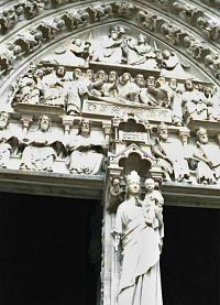 detail portálu Panny Marie