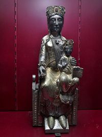 socha sedící Madony s dítětem