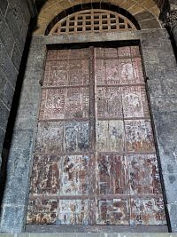 dveře z cedrového dřeva