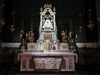 oltář s Černou Madonou