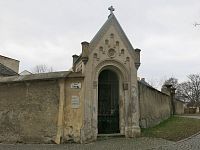 mariánská kaple v ohradní zdi
