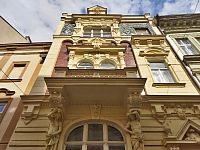 Olomouc - měšťanský dům s atlanty