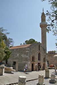 průčelí kaple s minaretem