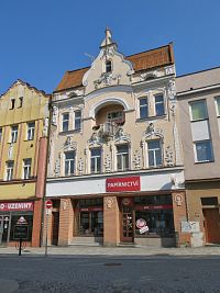 Kroměříž - měšťanský dům s bílými ženskými maskarony