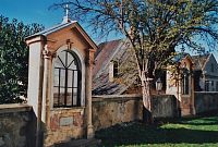 kostelní ohradní zeď s kaplemi