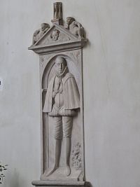 náhrobek na pravé stěně presbytáře