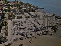 pohlednice s leteckým záběrem na areál s Apollonovým chrámem, Athéniným chrámem a bazilikou