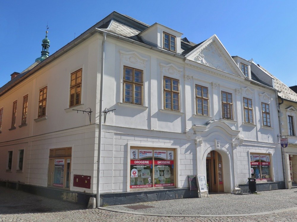 Bruntál – nárožní dům na náměstí Míru (č. 23)