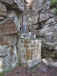 kamenný oltář
