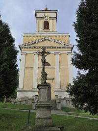 kostel sv. Michala a empírový kříž