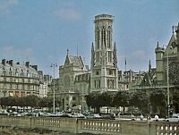 radnice, zvonice a kostel na Place du Louvre