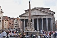 Řím – egyptský obelisk na náměstí Piazza della Rotonda  (Roma – Obelisco Macuteo)
