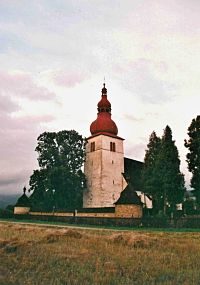večerní opevněný kostel sv. Ladislava