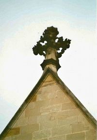 detail vrcholu průčelí kaple