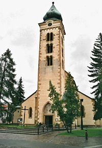 regotizovaný kostel s pseudorománskou věží