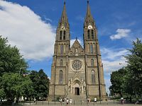 Tři monumentální kostely na třech rozlehlých náměstích (Praha – Karlín a Vinohrady)