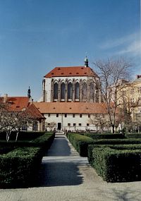 Tři monumentální kostely podruhé, tentokrát téměř na rozlehlých náměstích (opět Praha, a to Nové Město, Žižkov a Vršovice)