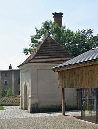 vstupní brána u multifunkčního Dřevníku