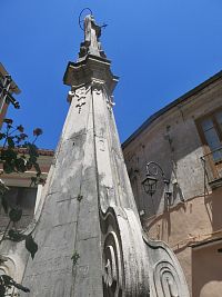obelisk před kostelem