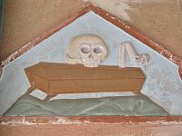 emblém smrti v průjezdu