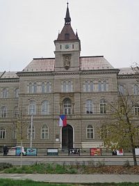 průčelí s hodinovou věží