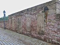 náhrobníky u kostela