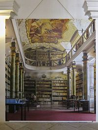 knihovna jen na velkoplošné fotografii