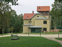 v zahradě Arnoldovy vily