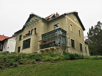 v zahradě Arnoldovy vily