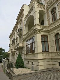 historizující domy v nejbližším okolí