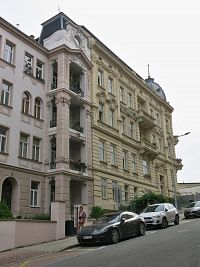 historizující domy v nejbližším okolí