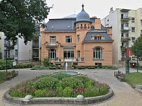 v zahradě vily Löw-Beer