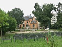 v zahradě vily Löw-Beer