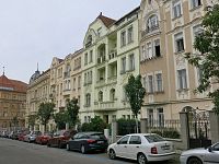 historizující domy v nejbližším okolí