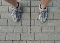 děravou botou rozkročen nad 50. rovnoběžkou