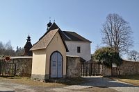 kaple před areálem