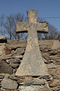 smírčí kříž v ohradní zdi