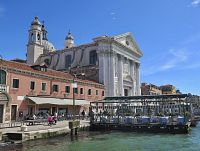 kostel a zastávka lodní MHD Zattere