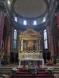 kněžiště s hlavním oltářem