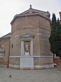 neoklasicistní edikula se sochou sv. Pavla