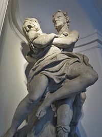 sochařská výzdoba vstupní části