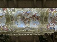 nástropní freska s "balkónovým rámem"