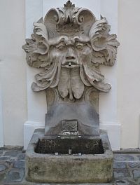 maskaronová kašna na nádvoří