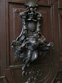 klepadlo na vstupních vratech