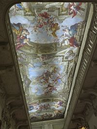 freska s iluzivním balkonovým rámem